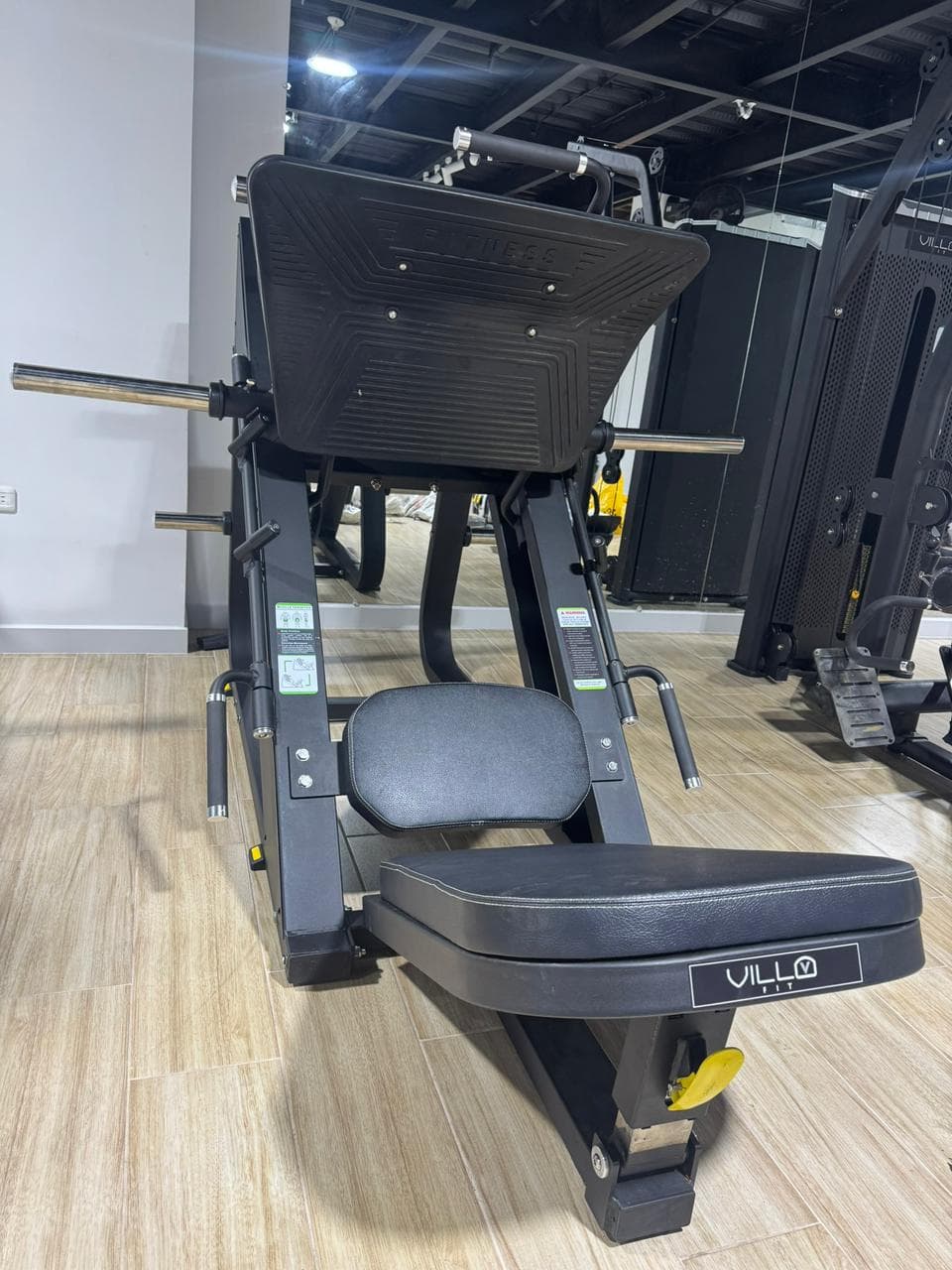 Zona de musculación comercial VillaFit montada para gimnasio en Guayaquil
