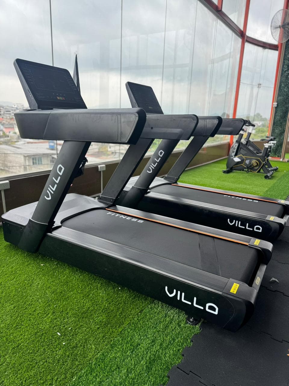Equipamiento funcional VillaFit instalado en centro deportivo ecuatoriano