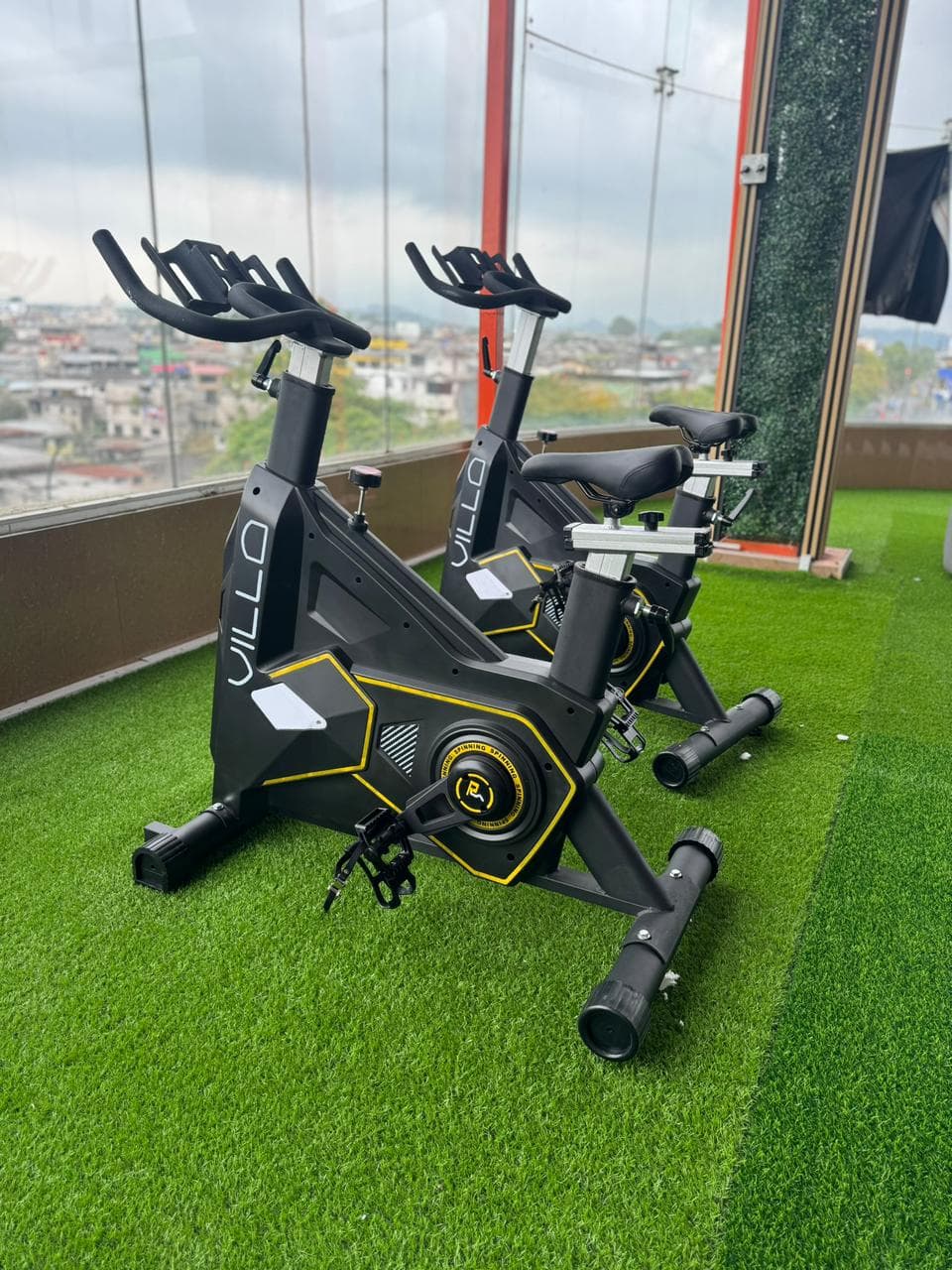 Proyecto de gimnasio completo equipado por VillaFit con máquinas comerciales