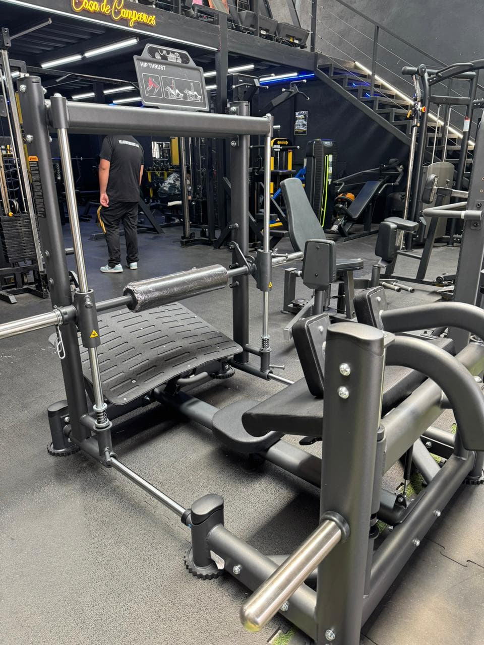 Máquina prensa de piernas VillaFit instalada en gimnasio en Quito